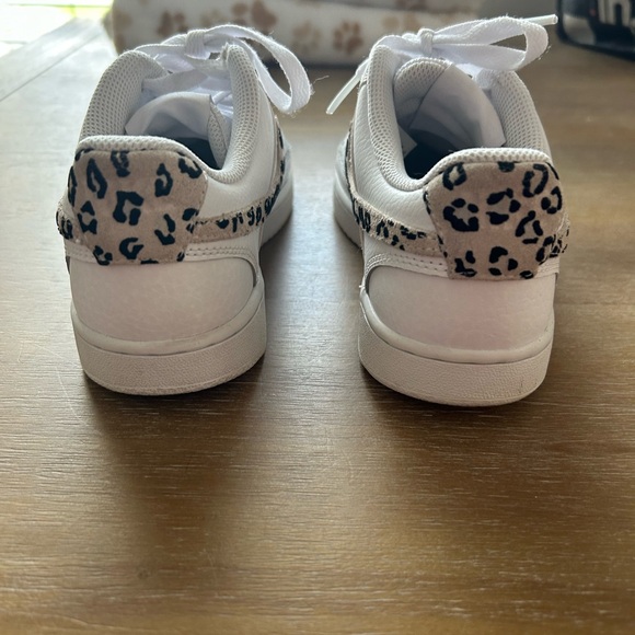 Nike 6.5 women’s shoe white with leopard - Picture 2 of 4